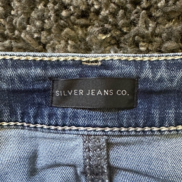 Silver Jean Co. Elyse Distressed Blue Jean Shorts. Size 29, 4”. - Picture 3 of 4